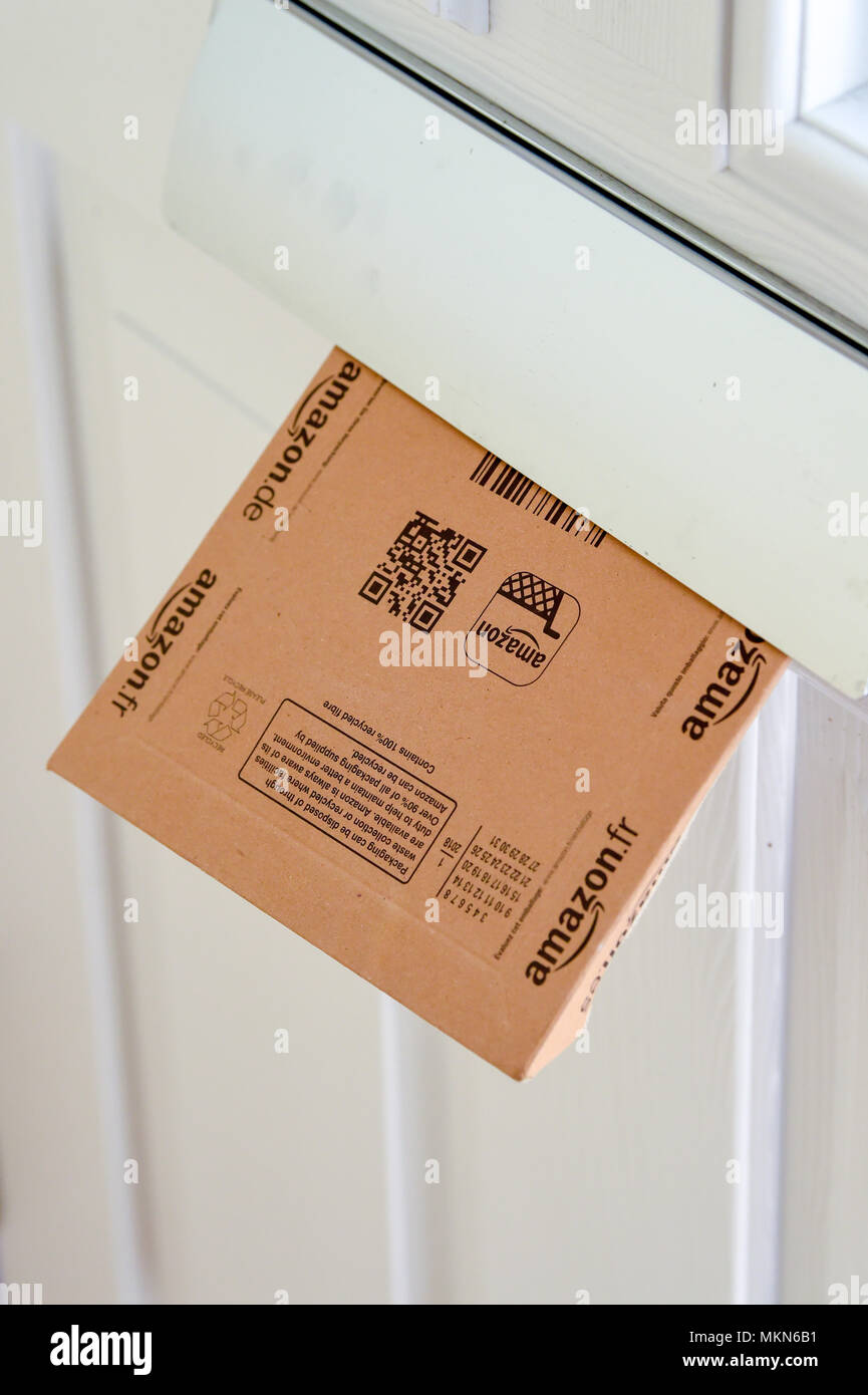 Compras en línea Amazon bandeja de entrega a domicilio en un hogar letter  box fotografía tomada por Simon Dack Fotografía de stock - Alamy