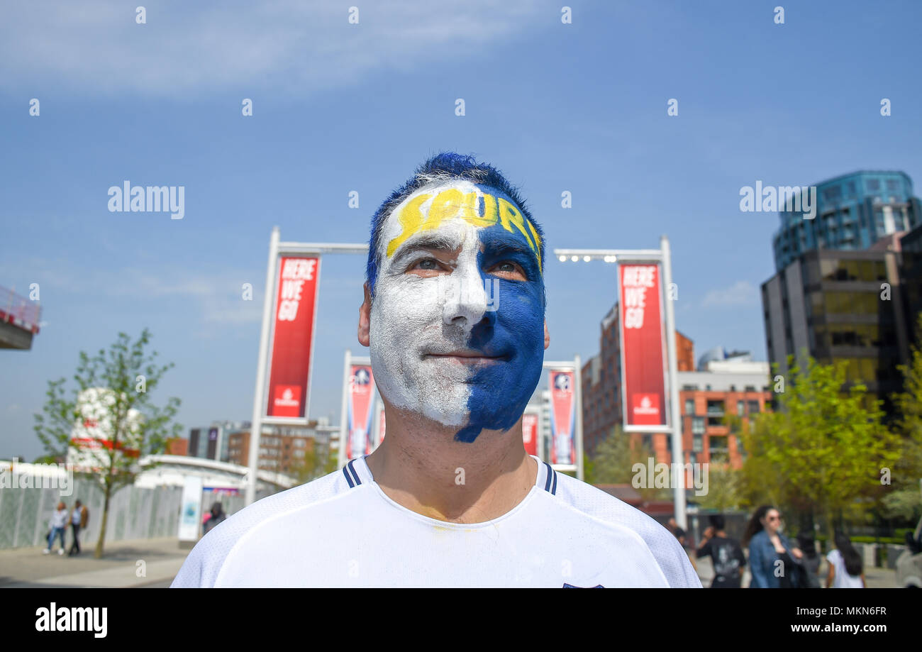 Tottenham Hotspur , Spurs fan de fútbol con la cara pintada en camino a Wembley, Inglaterra Gran Bretaña UK Foto de stock
