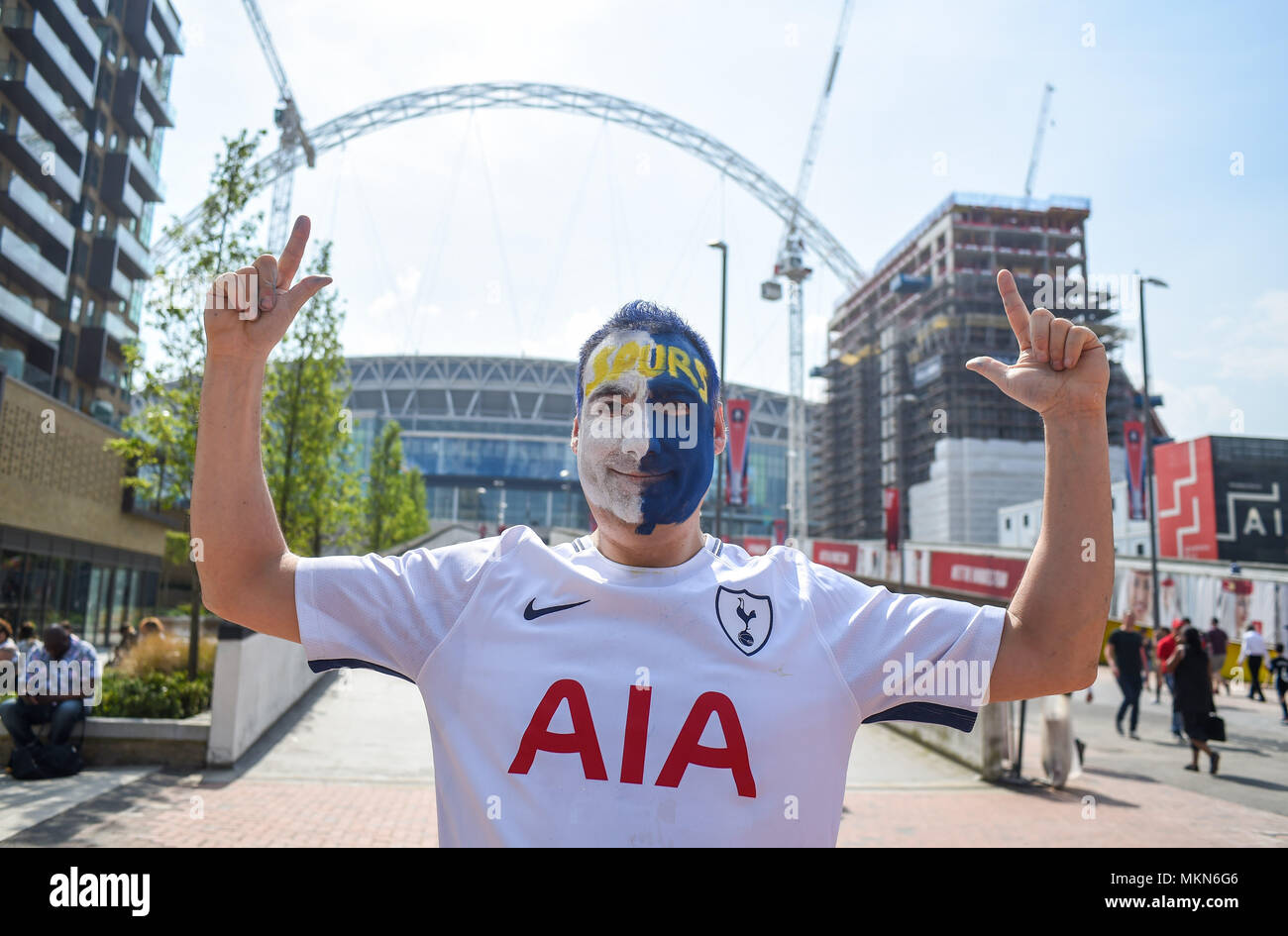 Tottenham Hotspur , Spurs fan de fútbol con la cara pintada en camino a Wembley, Inglaterra Gran Bretaña UK Foto de stock