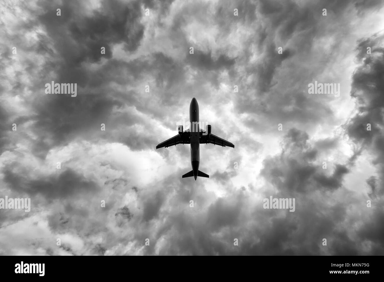 Bajo un gran avión despegando, en blanco y negro Foto de stock