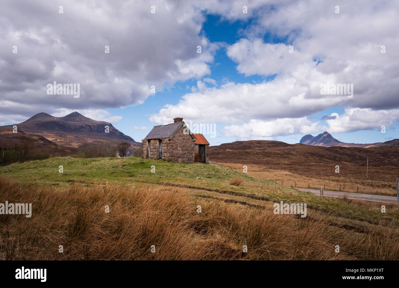 Granja abandonada de la casa o edificio byre croft en remoto paisaje de North West Highlands de Escocia. Las montañas L A R Cul Mor y Suilven Foto de stock