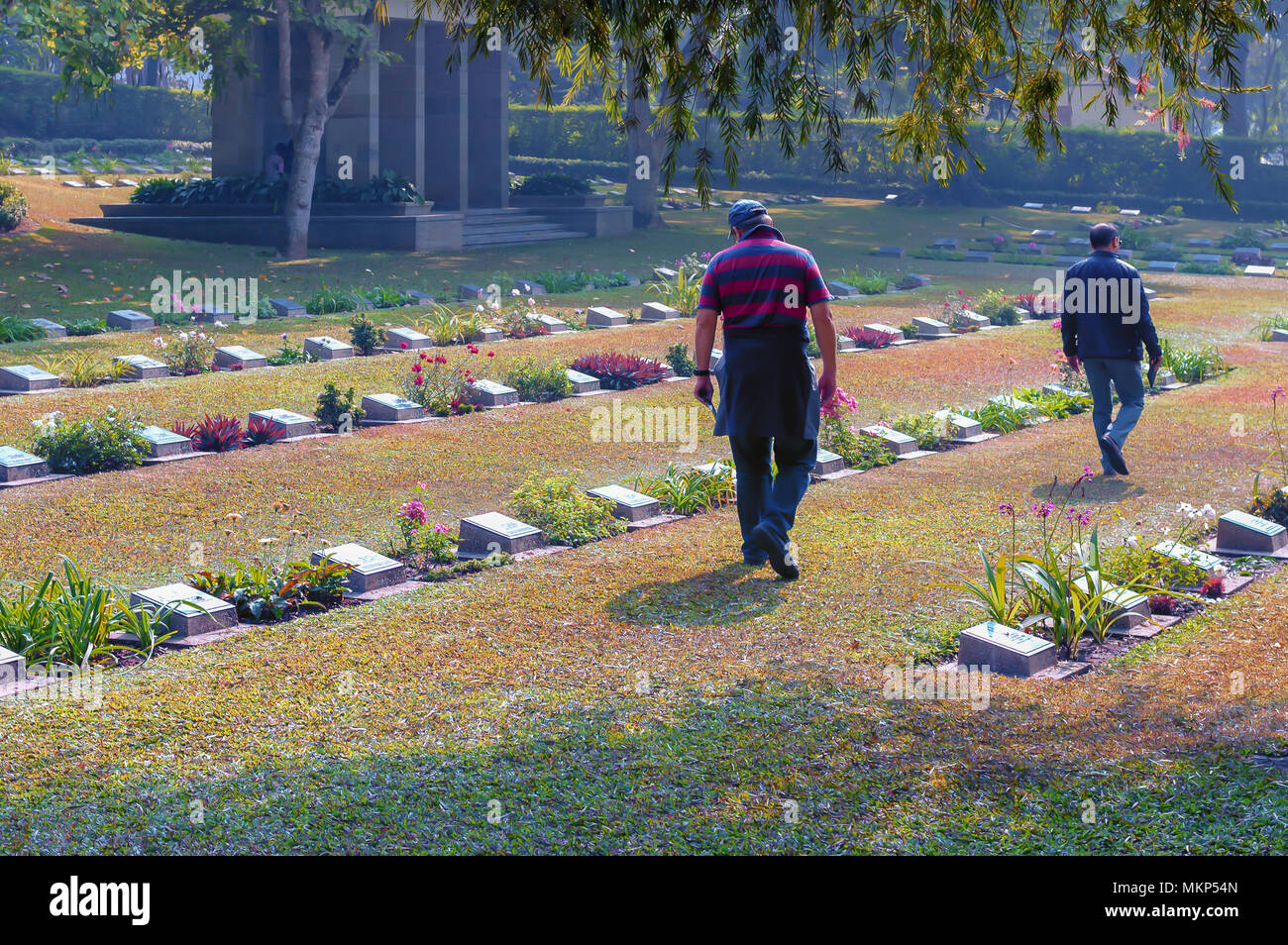 Los visitantes en el cementerio de la WWII en Guwahati, India. El cementerio de guerra fue creado durante la segunda guerra mundial para el entierro de los soldados muertos en la guerra. Foto de stock