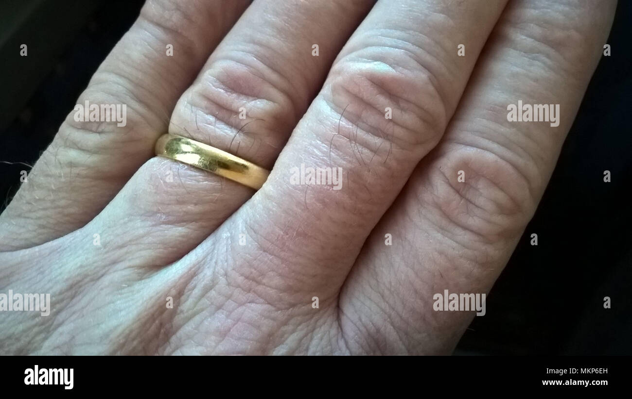 Hombre Mano con anillo de bodas Fotografía de stock - Alamy
