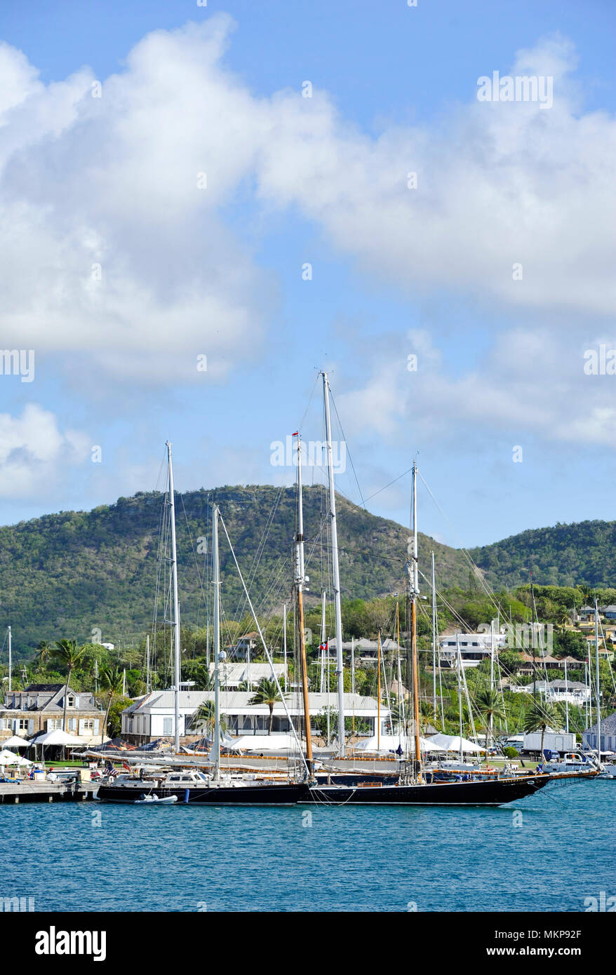 Antigua Antillas islas en el Caribe Antillas - vistas Puerto Inglés hogar de Nelsons Dockyard con carísimos yates amarrados Foto de stock