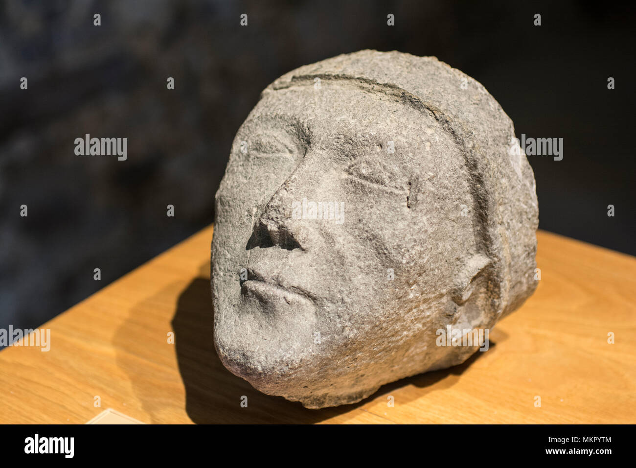 Una cabeza esculpida medieval para verse en el pequeño museo en la sala capitular de la Abadía de Jerpoint cisterciense, Kilkenny, Irlanda Foto de stock