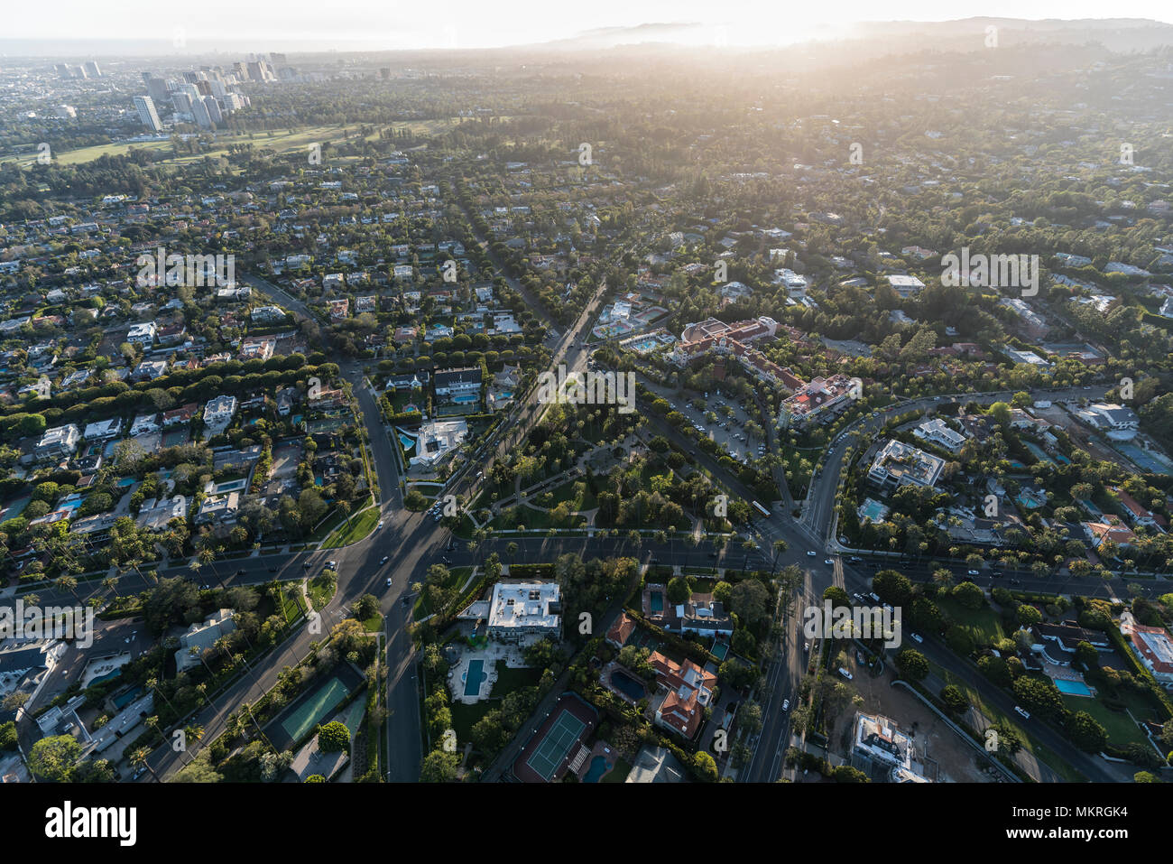 Beverly Hills, California, EE.UU. - 18 de abril de 2017: Por la tarde vista aérea de intersecciones cerca de Will Rogers Memorial Park y el Hotel Beverly Hills. Foto de stock