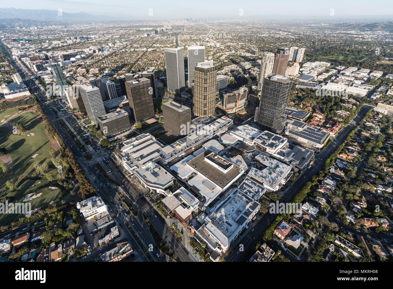 Los Angeles, California, EE.UU. - 18 de abril de 2018: Paisaje Urbano vista aérea de la ciudad de Siglos de torres con el centro de Los Ángeles en el fondo. Foto de stock