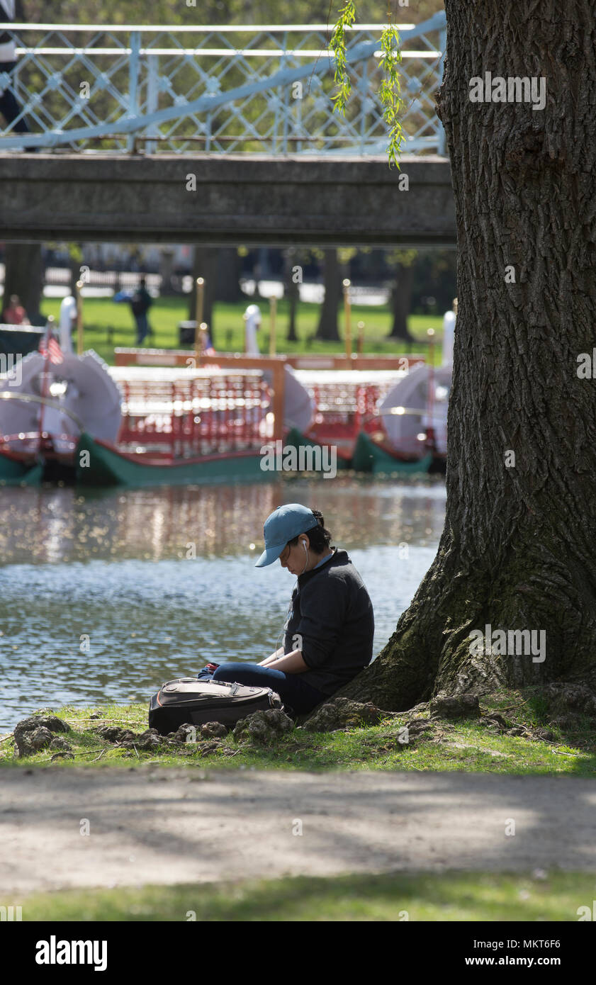 Leer y relajarse en un día de la primavera en el Boston Public Gardens en Boston, Massachusetts Foto de stock