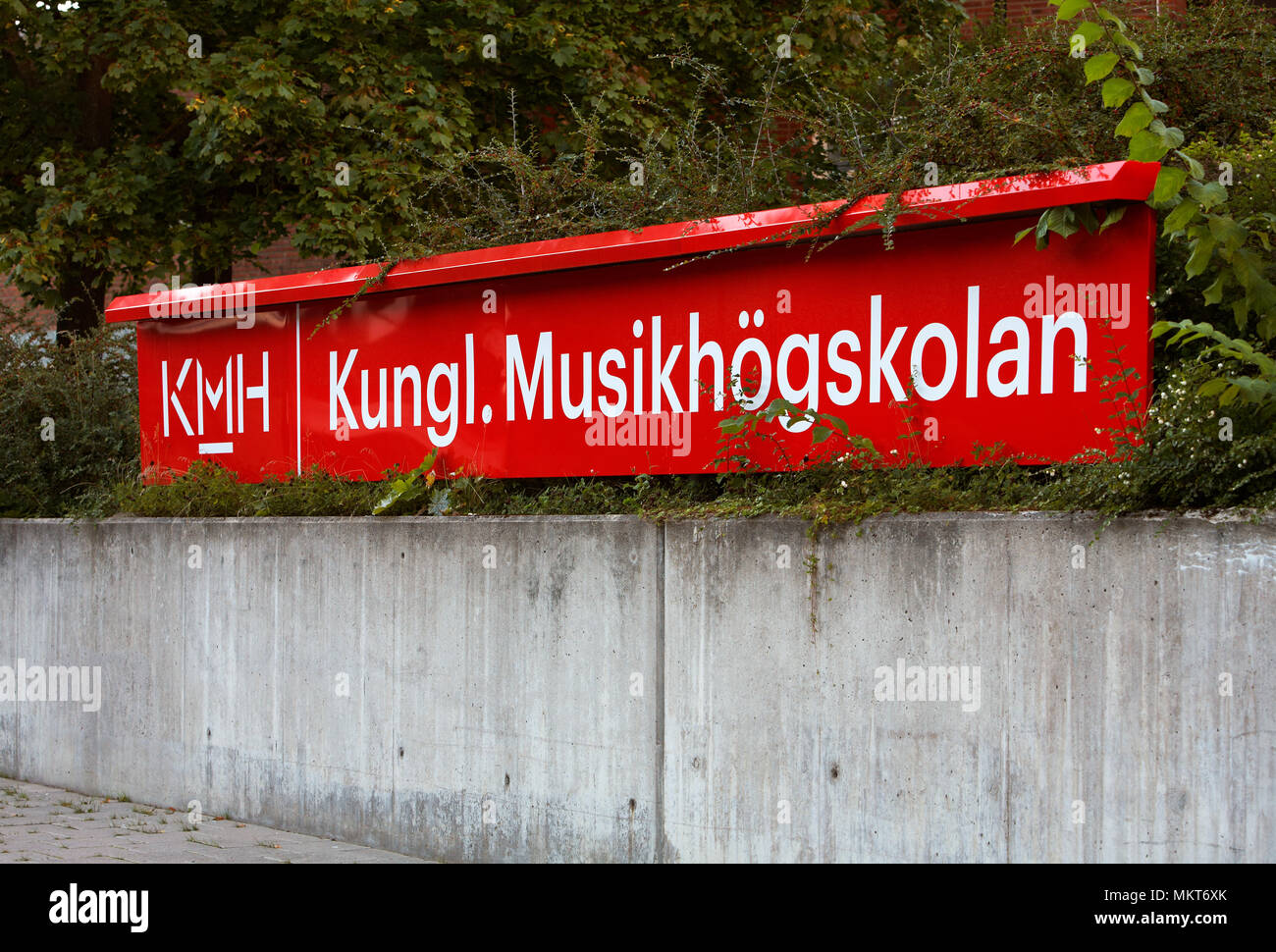 El signo en el Royal College of Music, (Kungliga musikhögsskolan kmh), junto Valhallavägen en Estocolmo, Suecia. La escuela educa a los músicos. Foto de stock