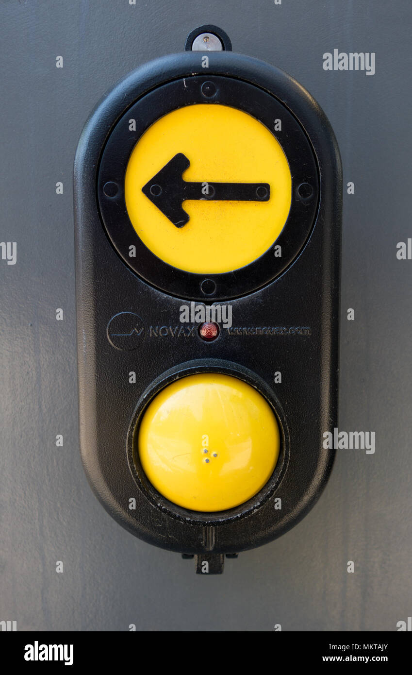 El botón con la flecha de una señal de tráfico que se puede presionar para solicitar a cruzar la calle Foto de stock