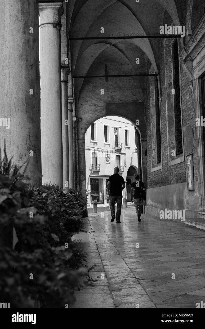 Uno de los muchos portales en la septentrional ciudad italiana de Treviso. Los soportales ofrecen alguna sombra durante los calurosos, días soleados. Foto de stock