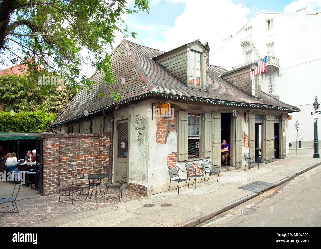 Construida a principios del siglo XVIII, lo que ahora es la Herrería Lafitte's Bar en Nueva Orleáns El Bourbon Street es ahora un hito hisdtoric nacional. Foto de stock