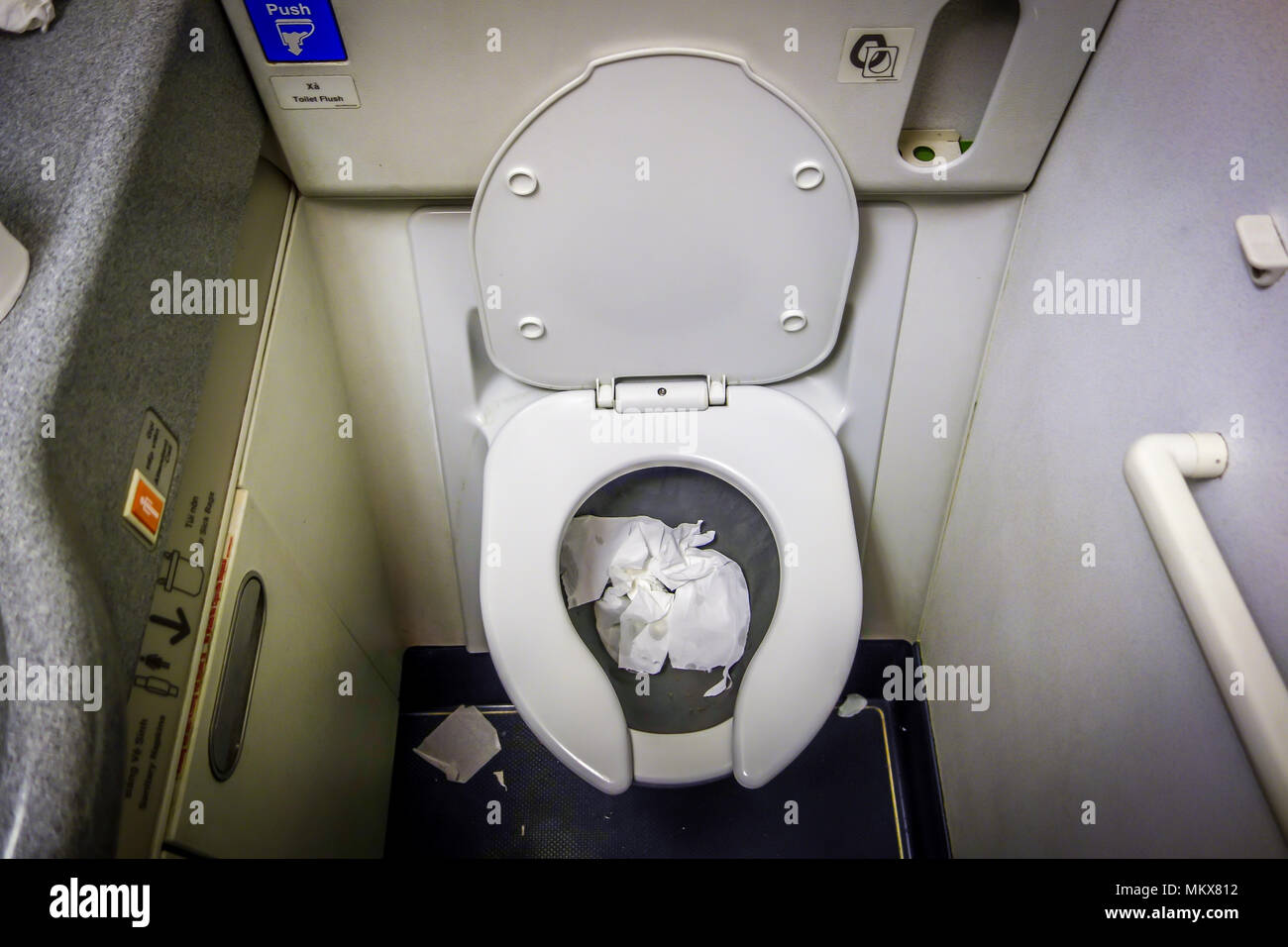 Aviones baño es una habitación pequeña en un avión con un inodoro y