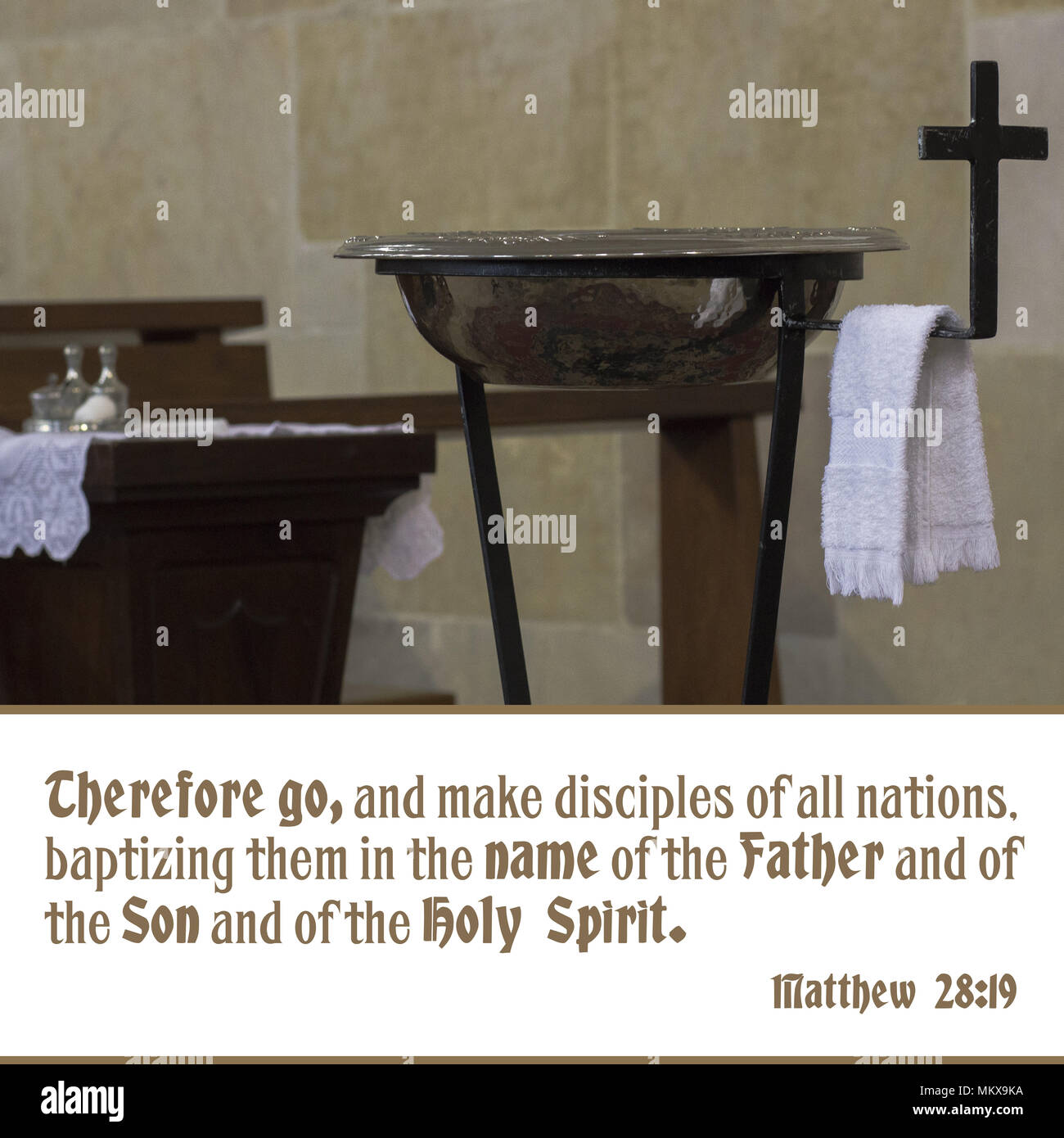 Por tanto, vayan y hagan discípulos de todas las naciones, bautizándolos en  el nombre del Padre y del Hijo y del Espíritu Santo. Mateo 28:19 Fotografía  de stock - Alamy