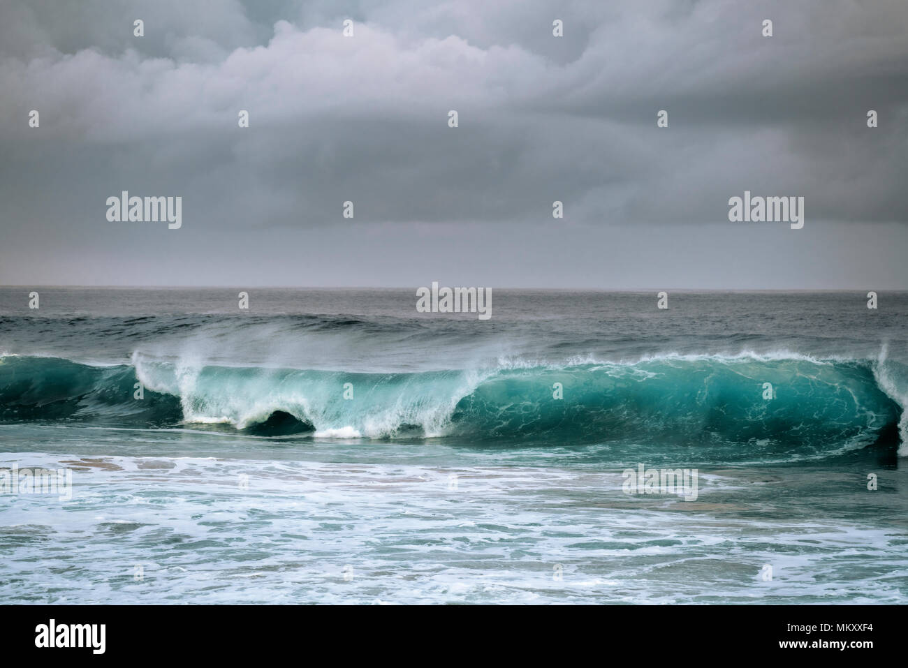 Belleza de curling onda como enfoques de tormentas a lo largo de la costa norte de la isla de Kauai, Hawaii. Foto de stock