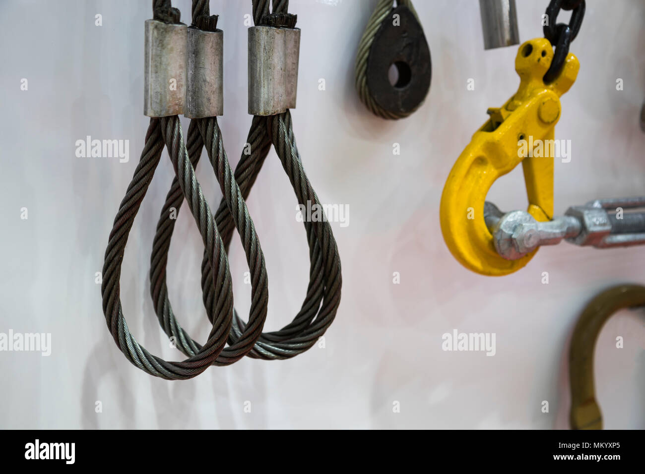 Gancho de cadena y cable de acero para grúa Fotografía de stock - Alamy