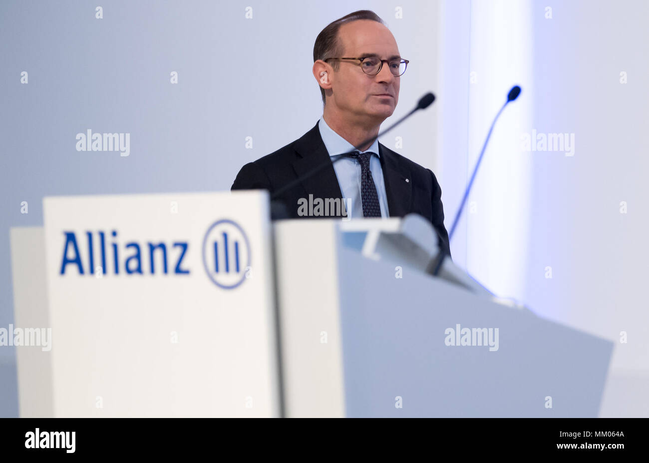 09 de mayo de 2018, en Alemania, en Munich: CEO de la compañía de seguros Allianz SE, Oliver Baete, subirse al escenario antes del comienzo de la reunión general anual de la compañía de seguros Allianz. Foto: Sven Hoppe/dpa Foto de stock