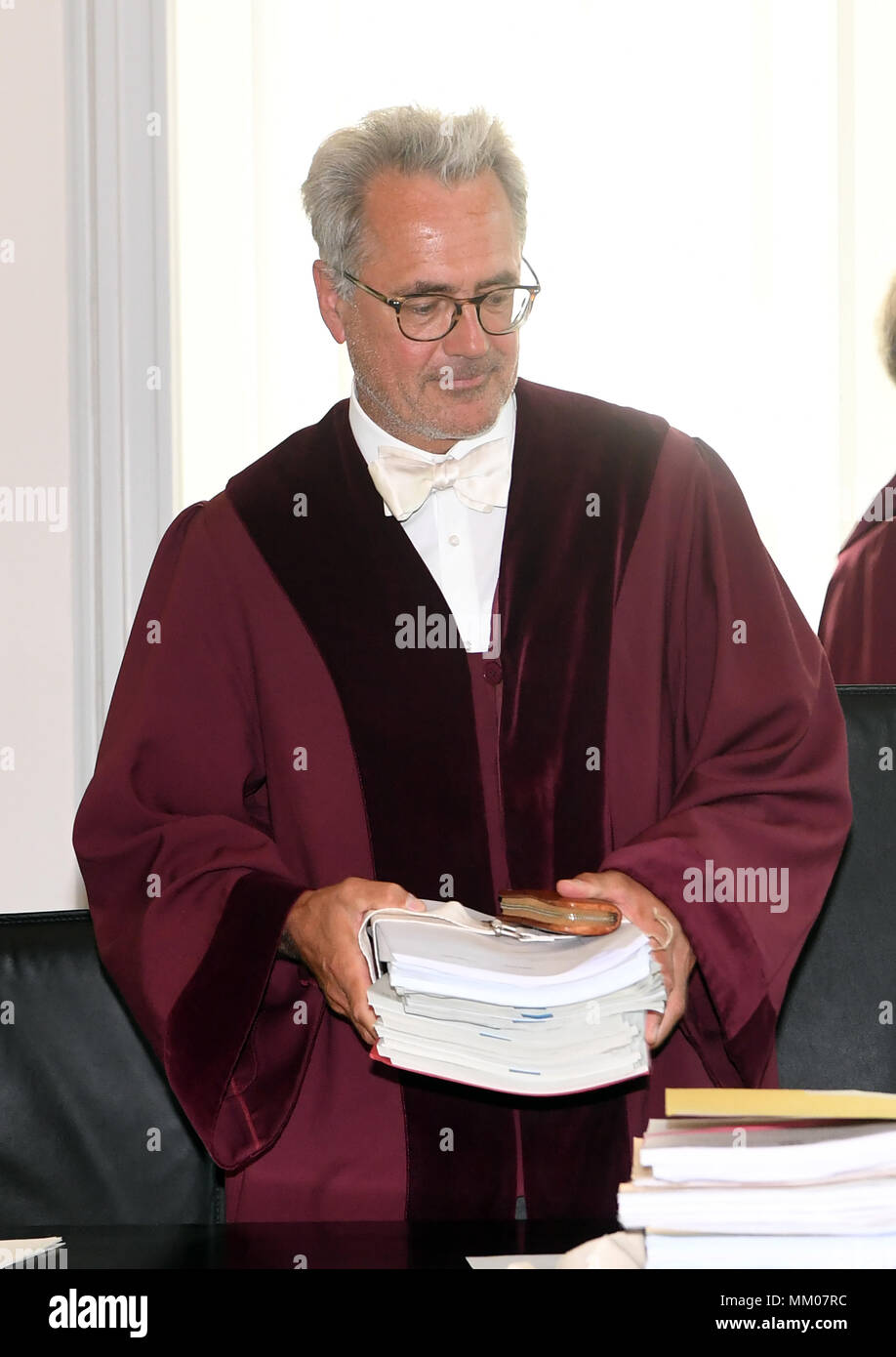 09 de mayo de 2018, Alemania, Karlsruhe: La presidencia de la Primera Sala Civil de la Corte Suprema Federal (BGH), Thomas Koch, abre el juicio. El Tribunal Supremo Federal está negociando si la música plataforma Youtube lleva la responsabilidad por las violaciones de los derechos de autor de sus usuarios. Un productor de música ha venido demandando a la filial de Google durante diez años. Foto: Uli Deck/dpa Foto de stock