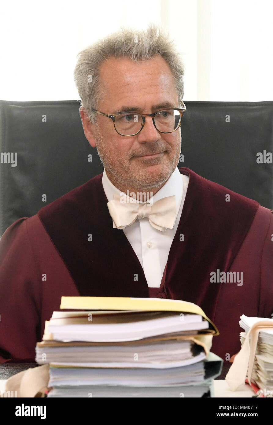 09 de mayo de 2018, Alemania, Karlsruhe: La presidencia de la Primera Sala Civil de la Corte Suprema Federal (BGH), Thomas Koch, abre el juicio. El Tribunal Supremo Federal está negociando si la música plataforma Youtube lleva la responsabilidad por las violaciones de los derechos de autor de sus usuarios. Un productor de música ha venido demandando a la filial de Google durante diez años. Foto: Uli Deck/dpa Foto de stock