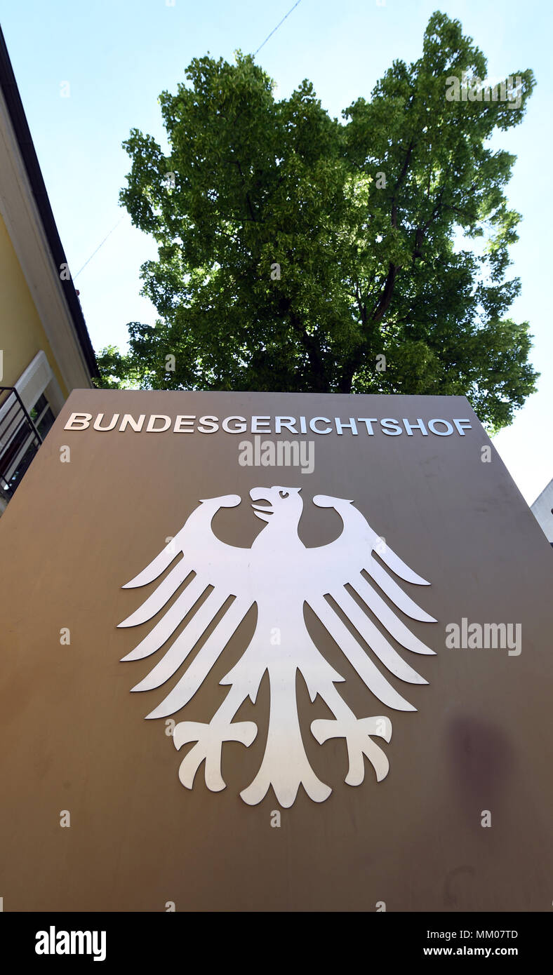 09 de mayo de 2018, Alemania, Karlsruhe: un cartel con el águila alemana y la rotulación del Supremo Tribunal Federal. El Tribunal Supremo Federal está negociando si la música plataforma Youtube lleva la responsabilidad por las violaciones de los derechos de autor de sus usuarios. Un productor de música ha venido demandando a la filial de Google durante diez años. Foto: Uli Deck/dpa Foto de stock