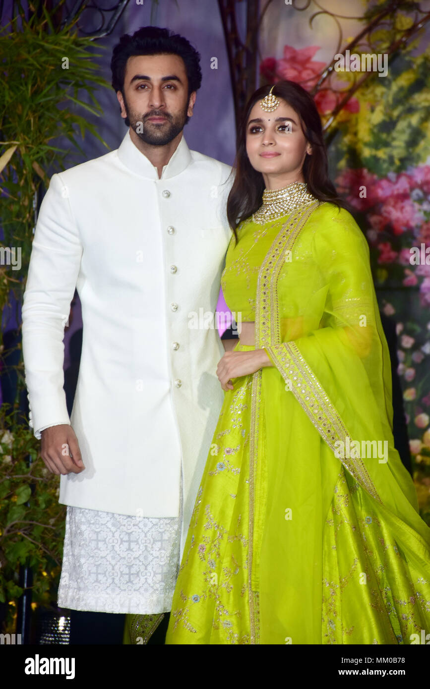 Actor de cine indio Ranbir Kapoor con la actriz Alia Bhatt asistir a la recepción de la boda de la actriz Sonam Kapoor y Anand Ahuja en el hotel Leela en Mumbai. Foto de stock