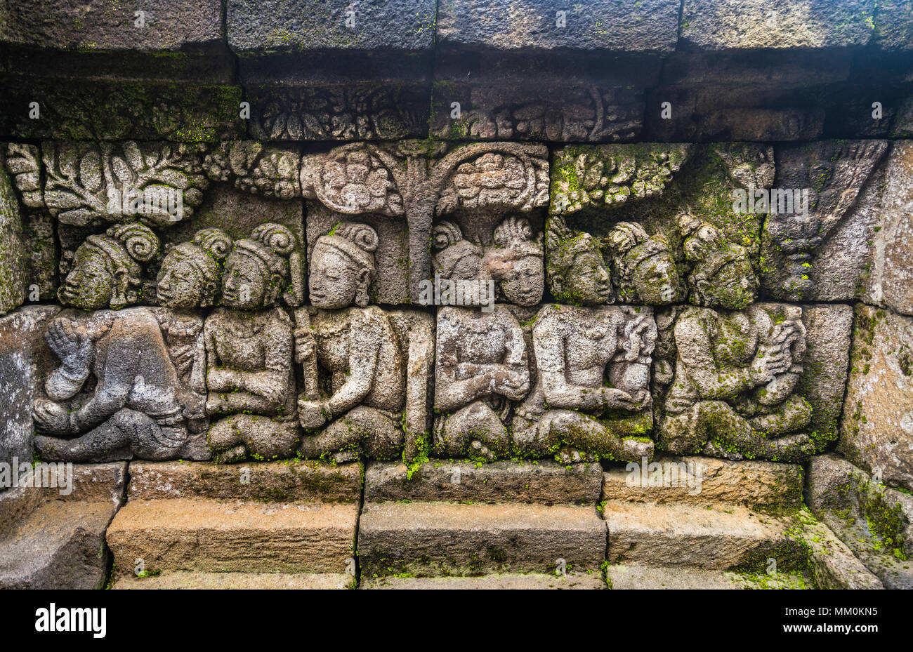 Paneles de alivio en la cuarta balaustrada de templo Budista Borobudur, del siglo IX, los aproximadamente 2672 paneles forman uno de los más completos Buddhis Foto de stock