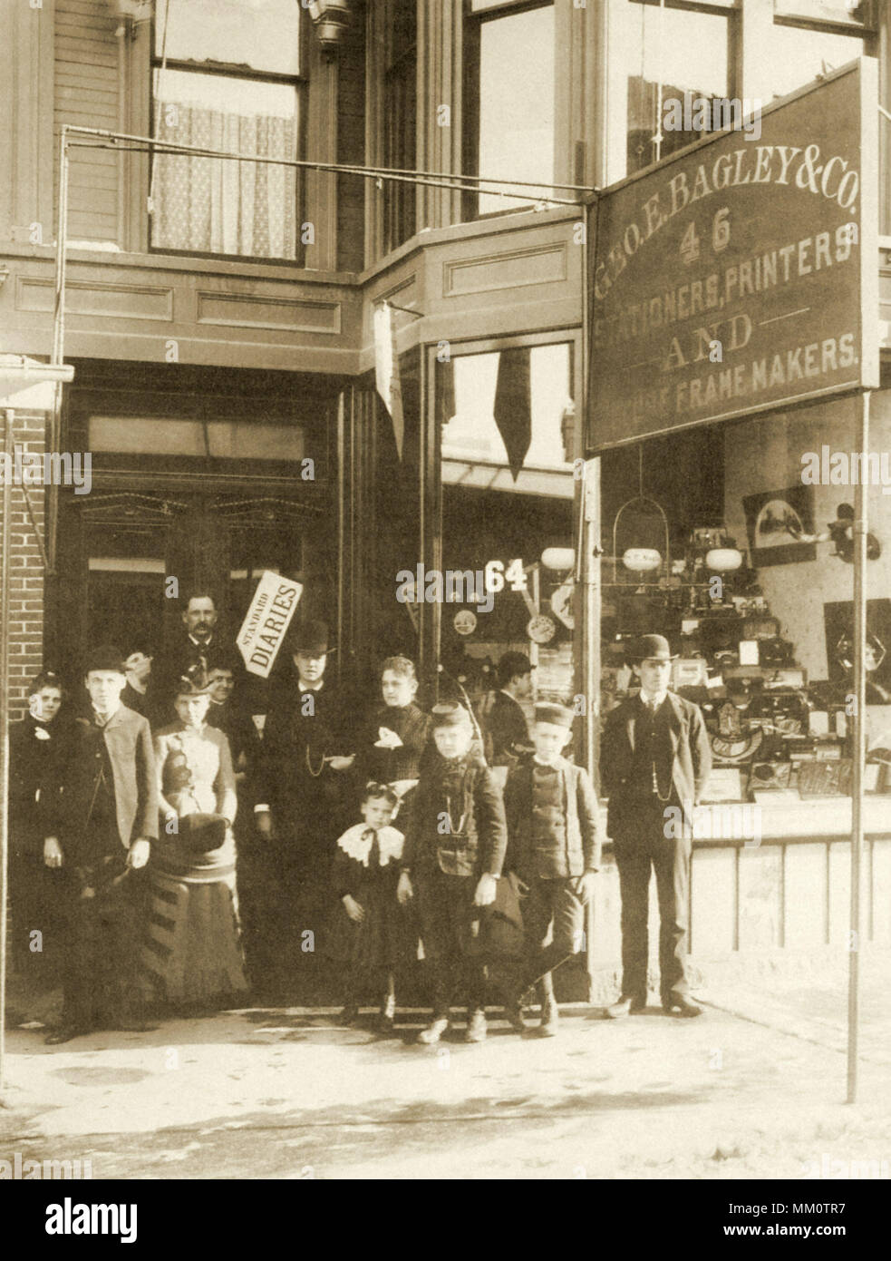 George E. Bagley Shop en 64 Main Street. Nashua. 1900 Foto de stock