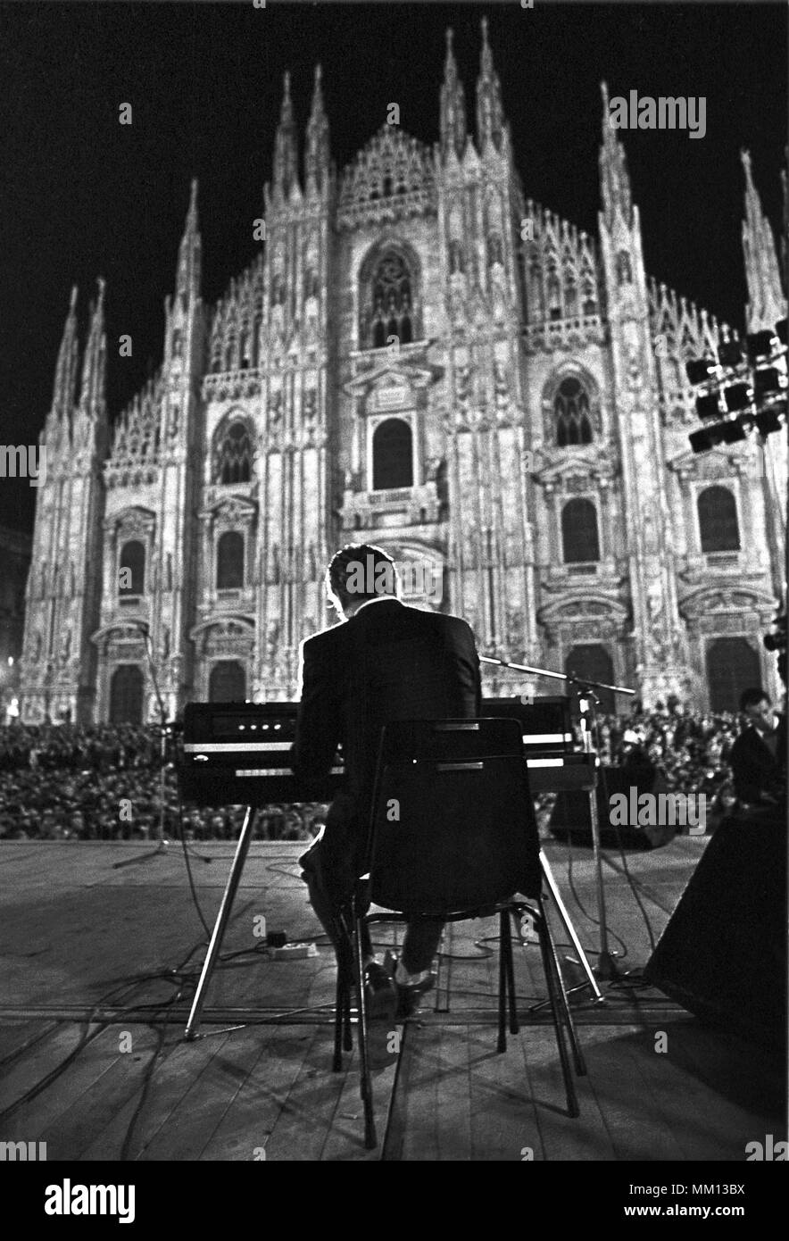 El músico y escritor de canciones ENZO JANNACCI durante un espectáculo público en Milán (Italia), septiembre de 1986 Foto de stock