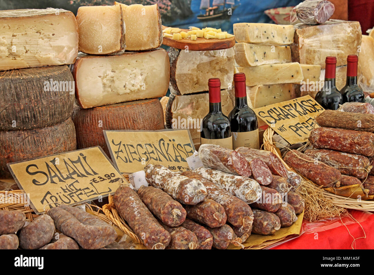 Mercado de alimentos tradicionales. Ratisbona, Baviera, Alemania, 2018. Foto de stock