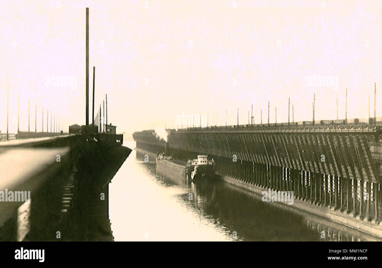 Ore Boat está cargado. Duluth. 1910 Foto de stock
