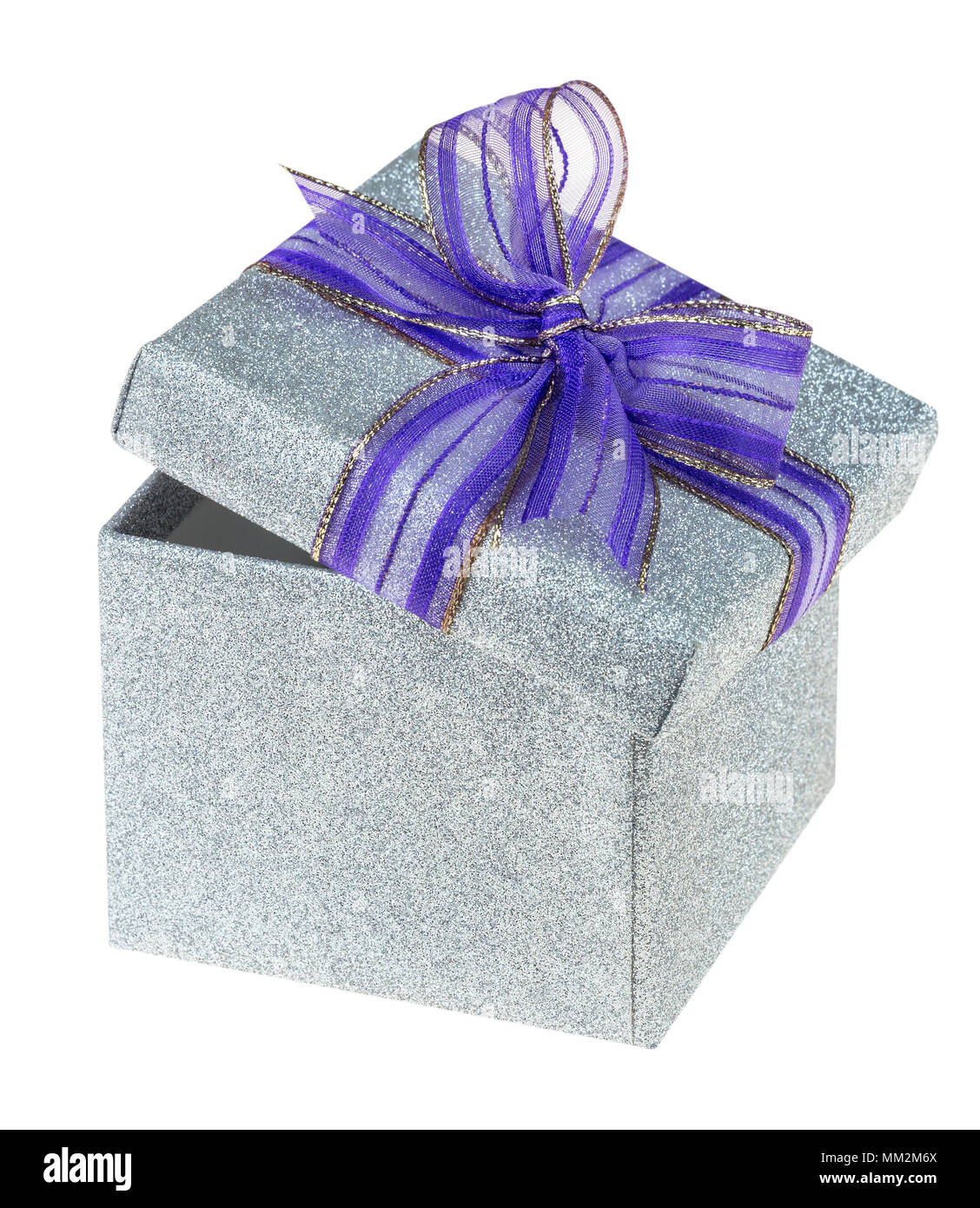 Hermosa caja de regalo plateada con púrpura lazo atado en un arco isolarted  sobre fondo blanco Fotografía de stock - Alamy