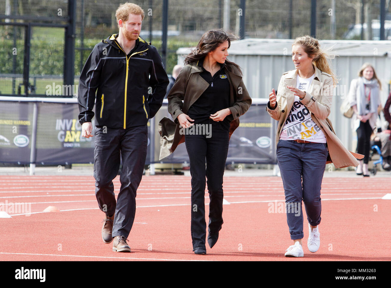 Bath, Reino Unido. 6/04/18.El príncipe Harry y Meghan Markle se muestren en la Universidad de Bath en el Reino Unido que asistan a los ensayos para el equipo 2018 Invictus Games Foto de stock