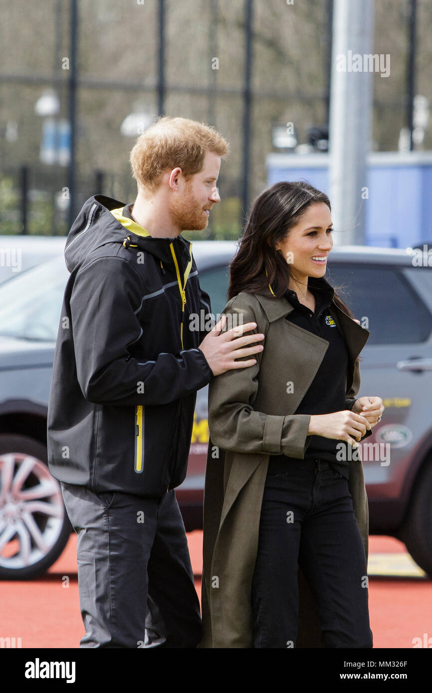 Bath, Reino Unido. 6/04/18.El príncipe Harry y Meghan Markle se muestren en la Universidad de Bath en el Reino Unido que asistan a los ensayos para el equipo 2018 Invictus Games Foto de stock