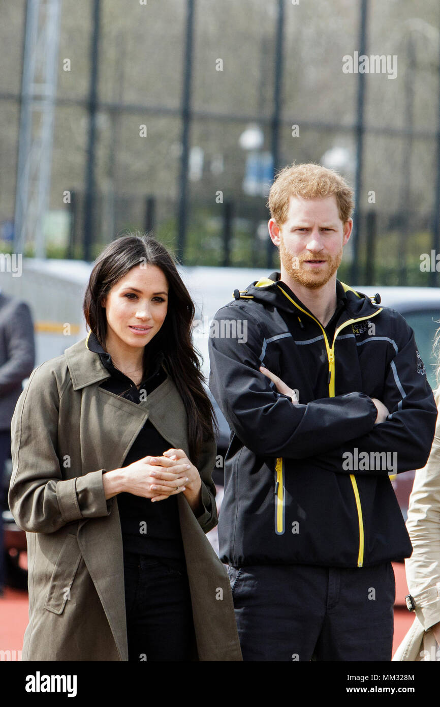 Bath, Reino Unido. 6/04/18.El príncipe Harry y Meghan Markle se muestren en la Universidad de Bath en el Reino Unido que asistan a los ensayos para el equipo 2018 Invictus Games Foto de stock