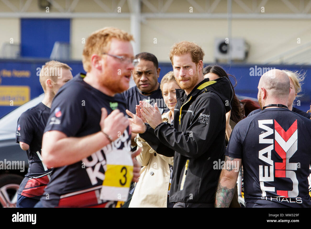 Bath, Reino Unido. 6/04/18.El príncipe Harry y Meghan Markle se muestren en la Universidad de Bath en el Reino Unido que asistan a los ensayos para el equipo 2018 Invictus Games Foto de stock