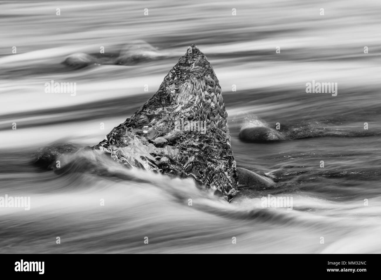 Esculturas de Hielo natural se asemeja a una aleta de tiburón en la playa de arena negra de Diamante en Jokulsarlon, en el sur de Islandia Foto de stock