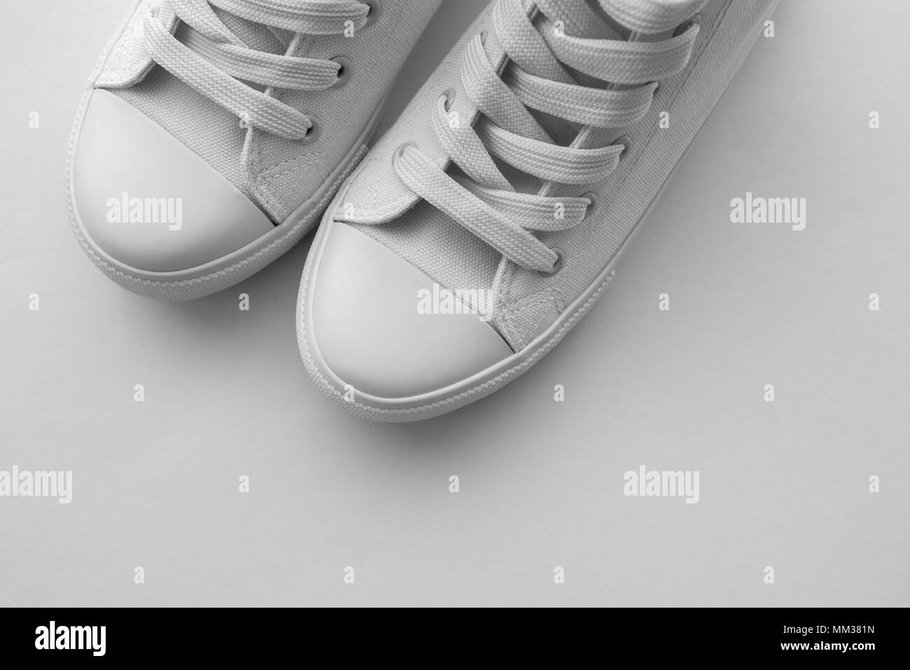 Par de zapatillas blancas con copia espacio modernos e informales, zapatos  de tela Fotografía de stock - Alamy