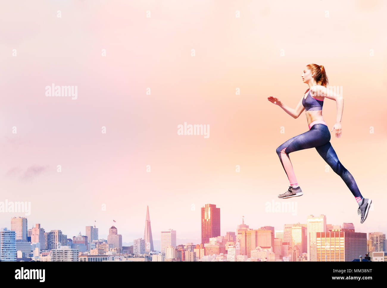 Dinámica conceptual shot de colocar vestida de un sujetador deportivo y polainas corriendo con el horizonte de San Francisco en el fondo Foto de stock