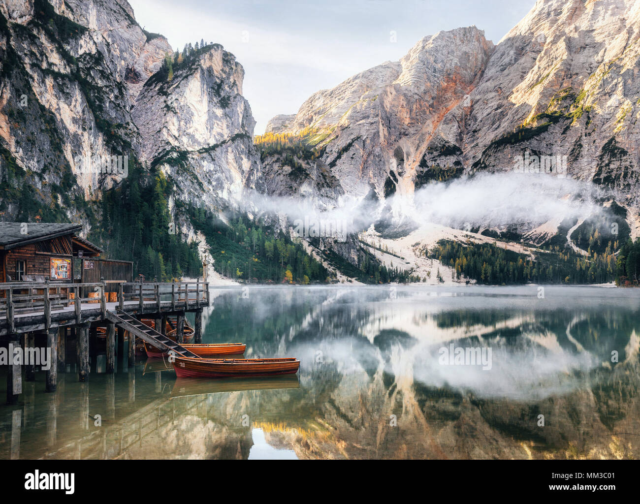 Vista panorámica del lago Braies con la cabaña y embarcaciones en las montañas Dolomitas y Seekofel en la mañana, Sudtirol, Italia Foto de stock