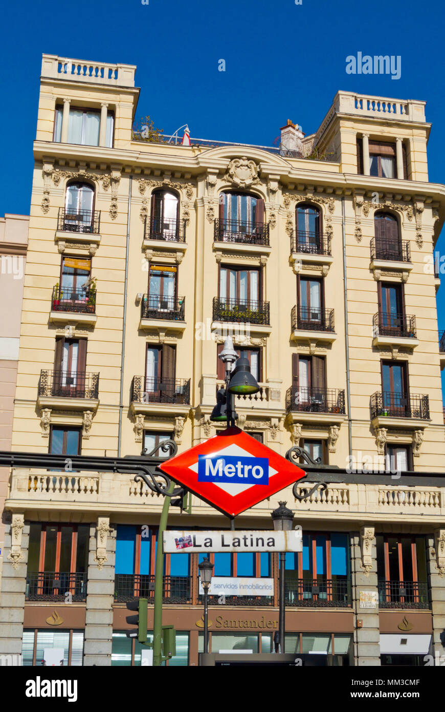 Estación de metro exterior, Plaza de la Cebada, La Latina, Madrid, España Foto de stock
