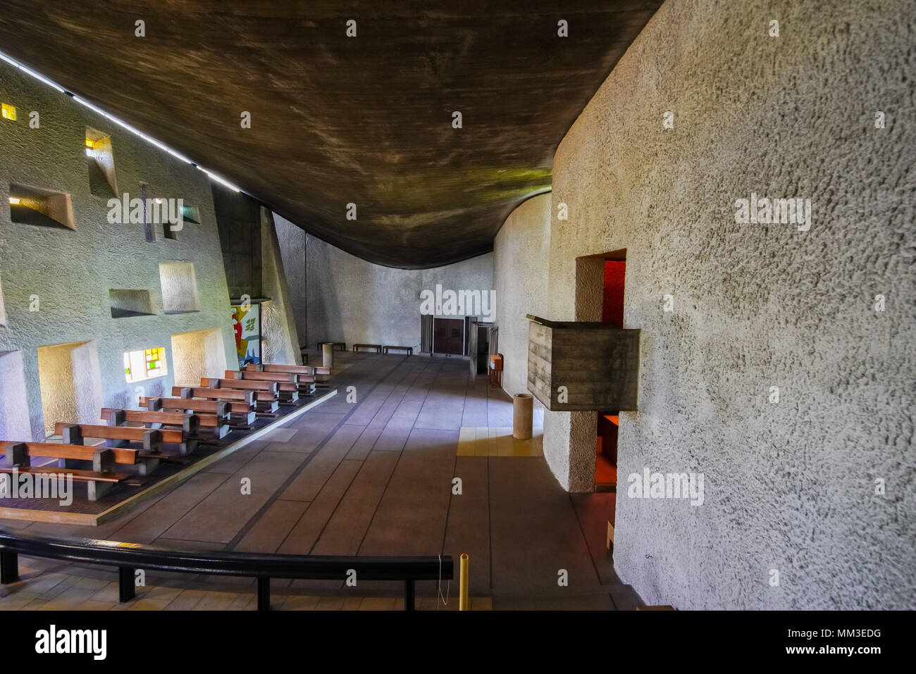 Dentro de la icónica Capilla en Ronchamp de Le Corbusier, Francia. Foto de stock