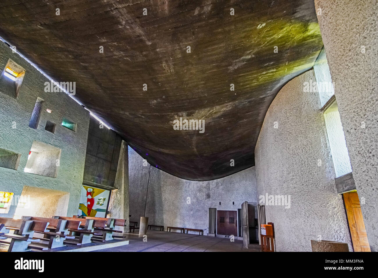 Dentro de la icónica Capilla de Ronchamp diseñada por el arquitecto suizo-francés Le Corbusier, Francia. Foto de stock