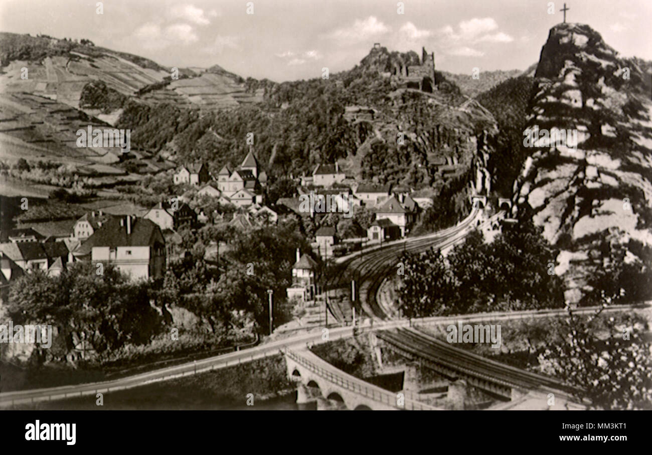 Las ruinas del castillo y la cruz de color negro. Rin. 1930 Foto de stock