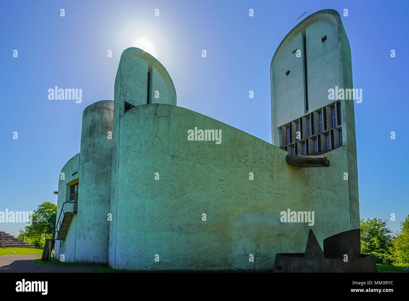 Vista de la emblemática Capilla de Ronchamp diseñada por el arquitecto suizo-francés Le Corbusier, Francia. Foto de stock