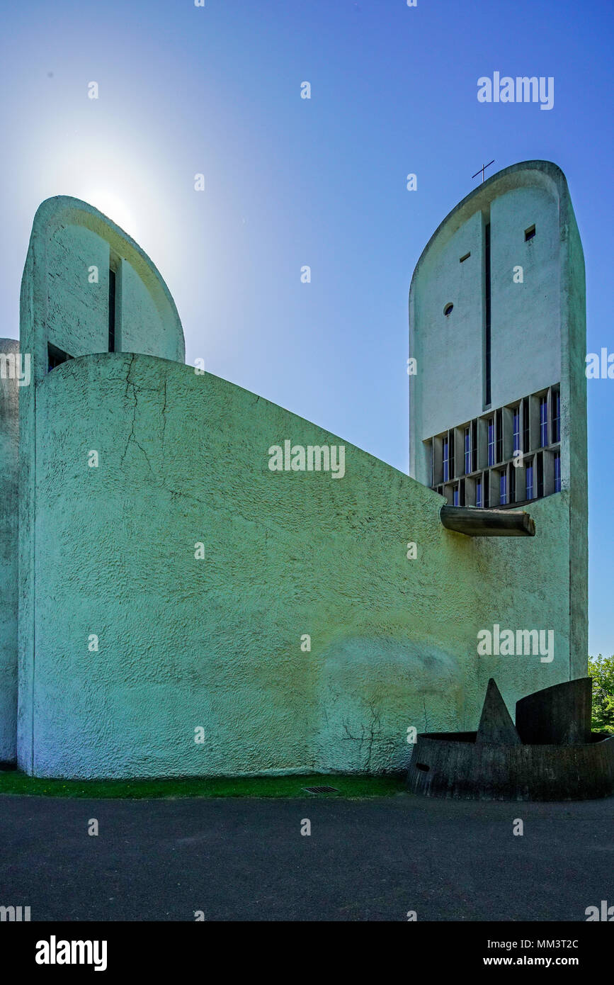 Vista de la emblemática Capilla de Ronchamp diseñada por el arquitecto suizo-francés Le Corbusier, Francia. Foto de stock