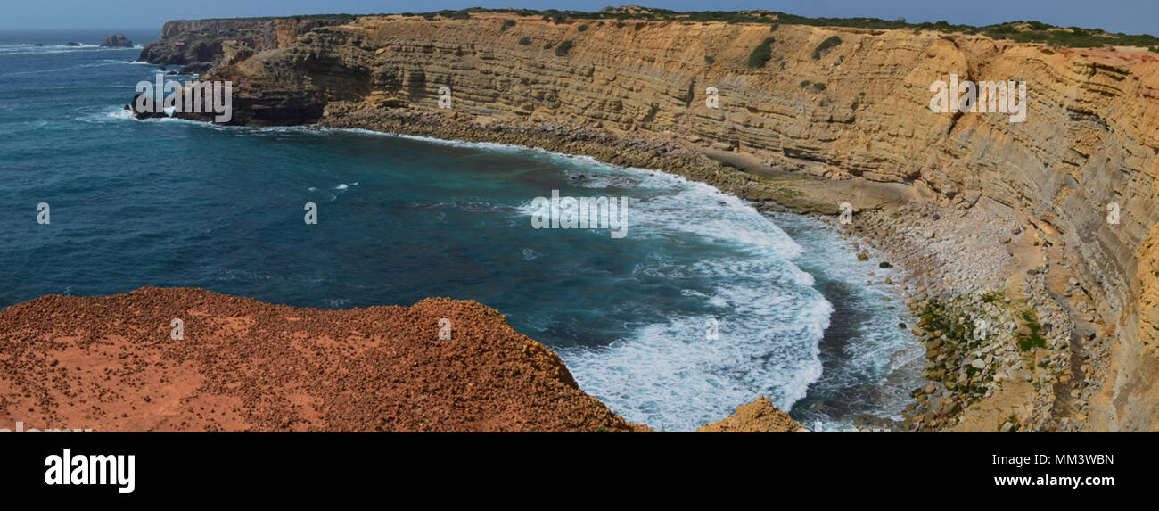 Acantilados y discordancias geológicas en el Parque Natural de Costa Vicentina, el sudoeste de Portugal Foto de stock