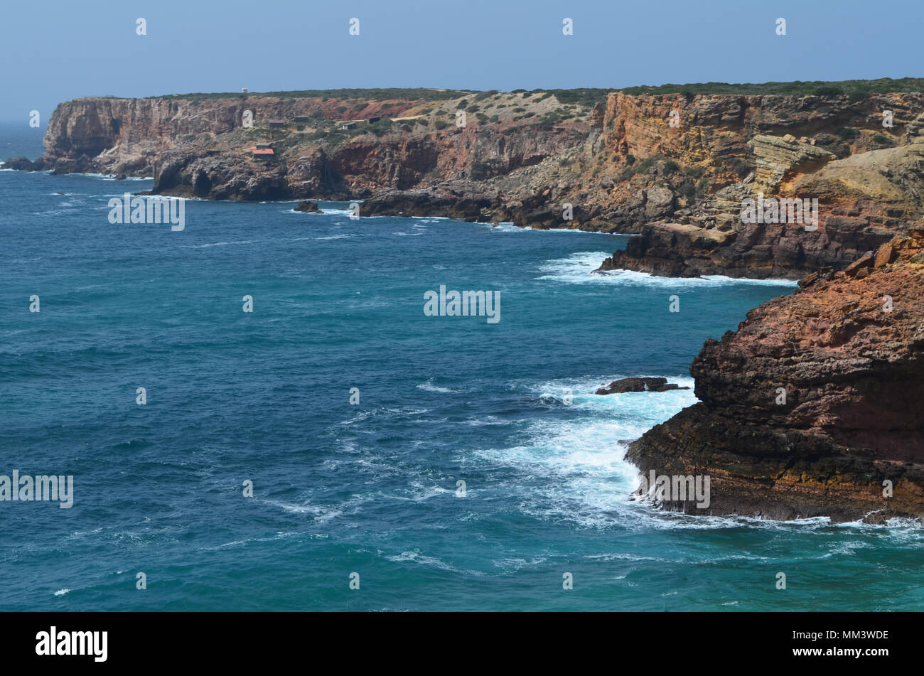 Acantilados y discordancias geológicas en el Parque Natural de Costa Vicentina, el sudoeste de Portugal Foto de stock