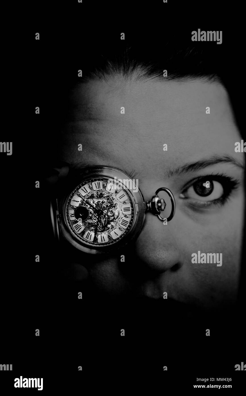Retrato en blanco y negro de una joven mujer caucásica con antiguo reloj de  bolsillo en un ojo Fotografía de stock - Alamy