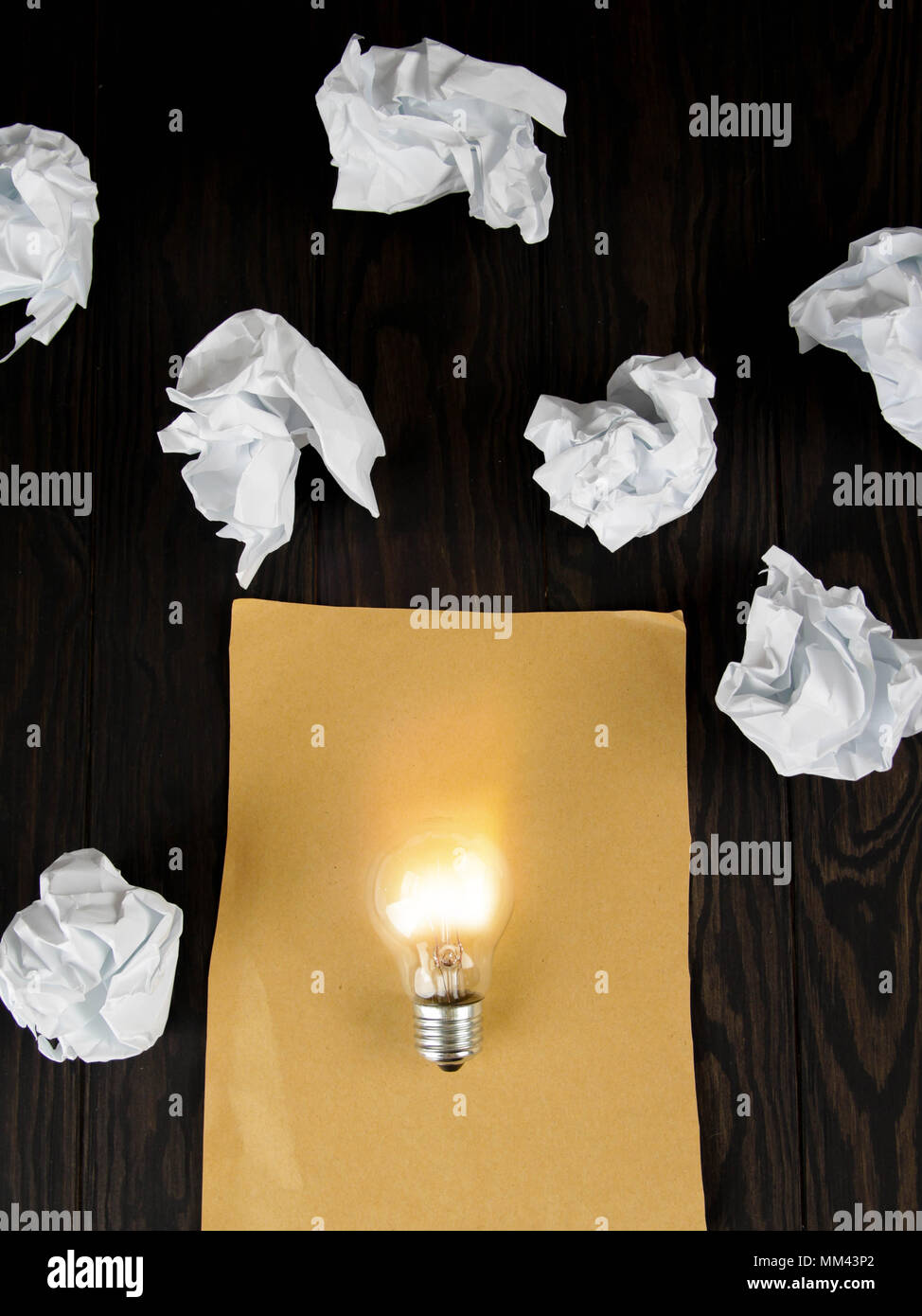 Gran idea concepto con papel arrugado y la bombilla sobre la mesa de madera, inspiración concepto , Gran idea Foto de stock