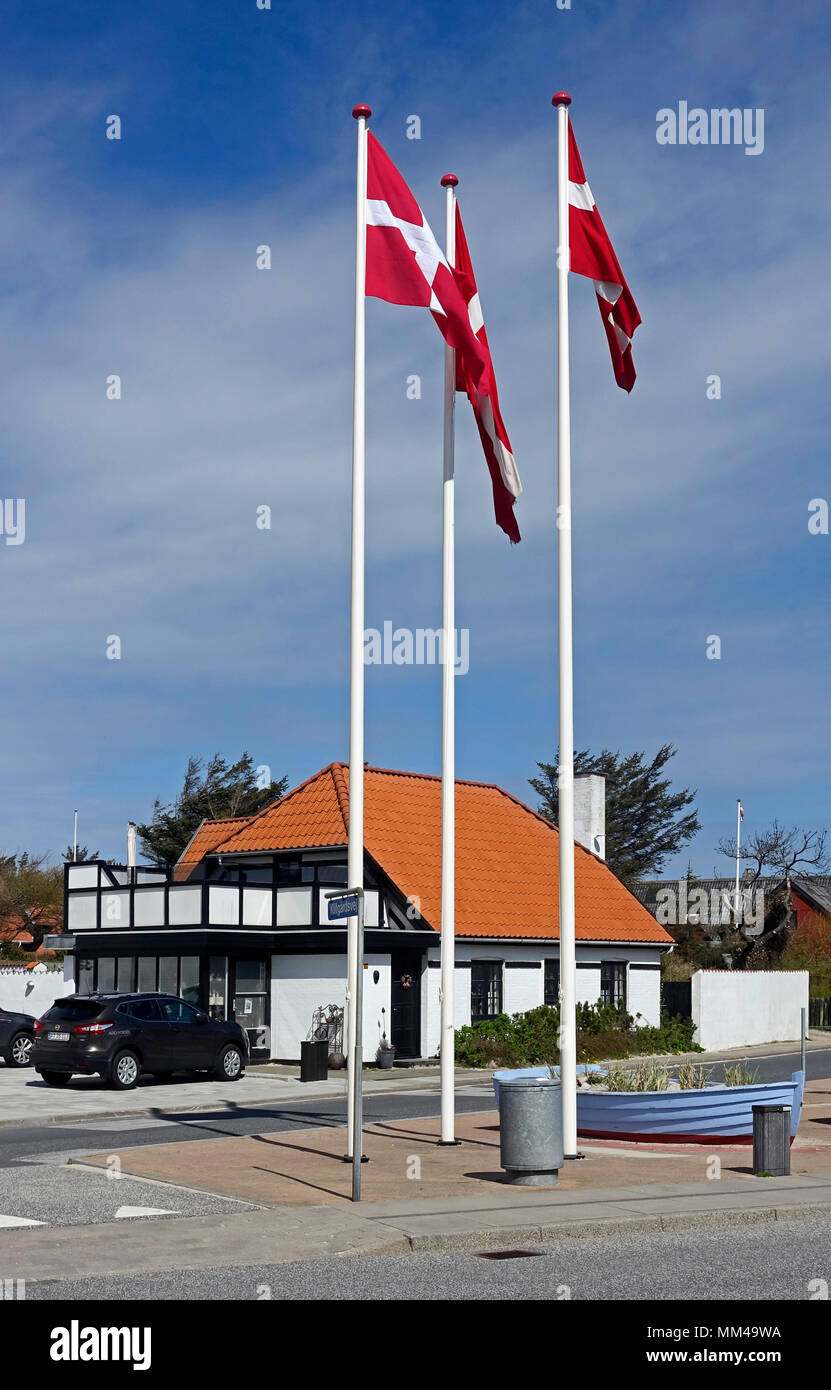 Banderas danesas en Blokhus de Jutlandia, Dinamarca Europa Foto de stock